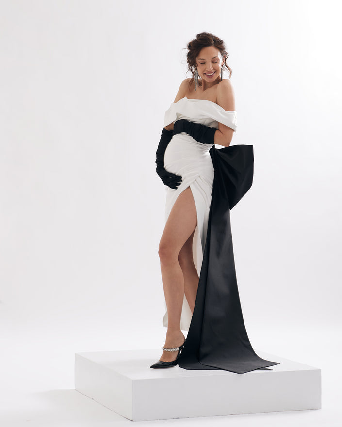 Elegant wedding dress with dropped shoulders and slit