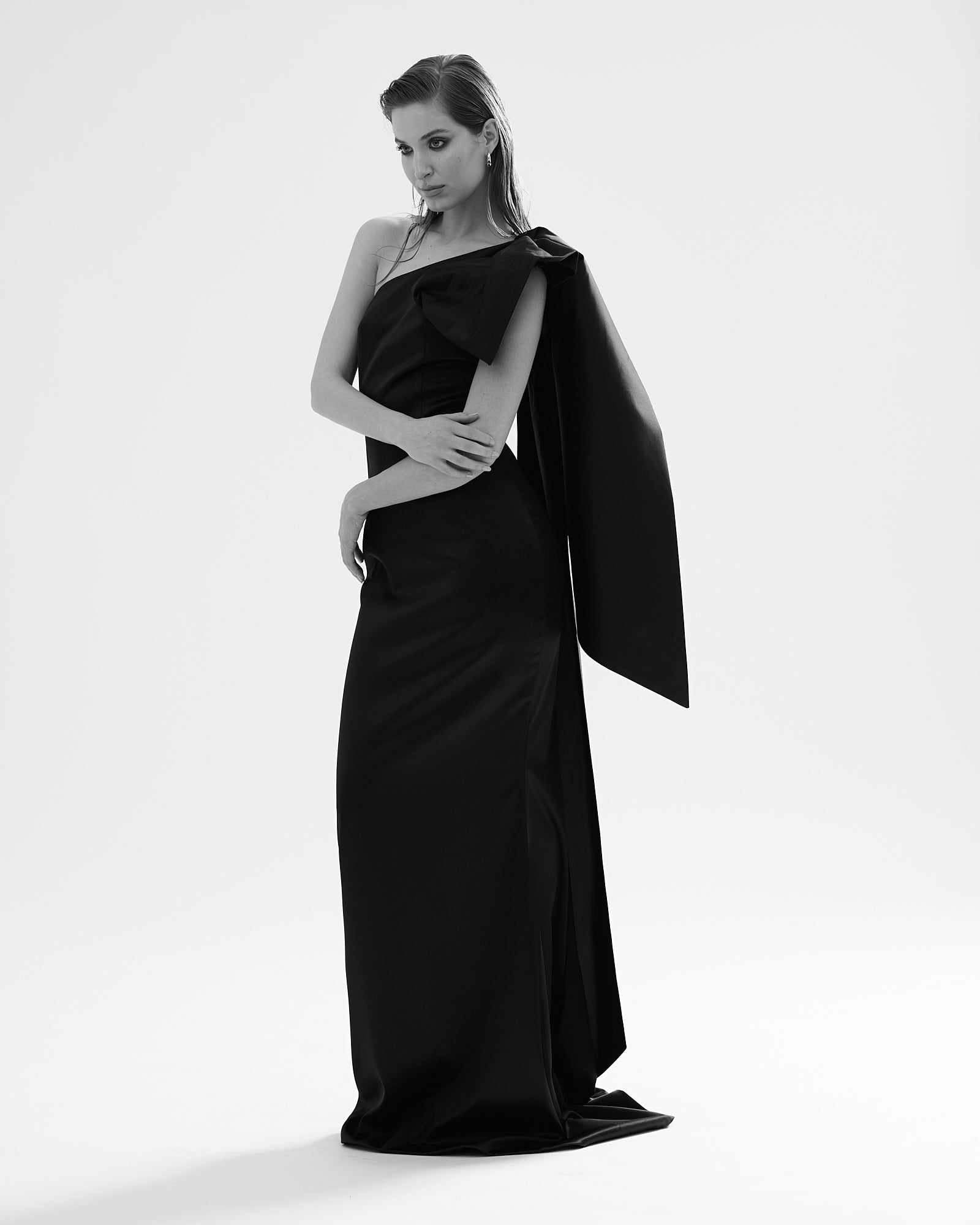 Modern one-shoulder long black mermaid dress with shoulder bow – nina-rajak
