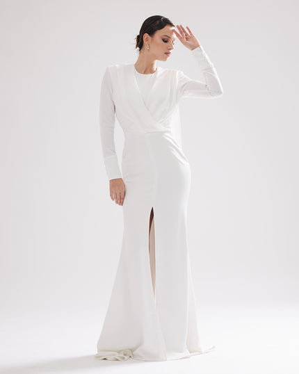 Elegant mermaid-cut wedding dress with slit