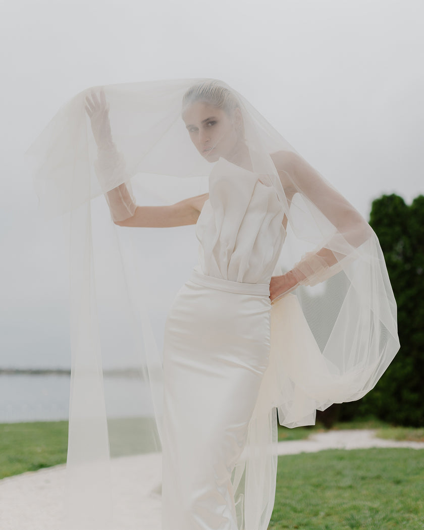 Mermaid-style wedding dress with an elegant detail