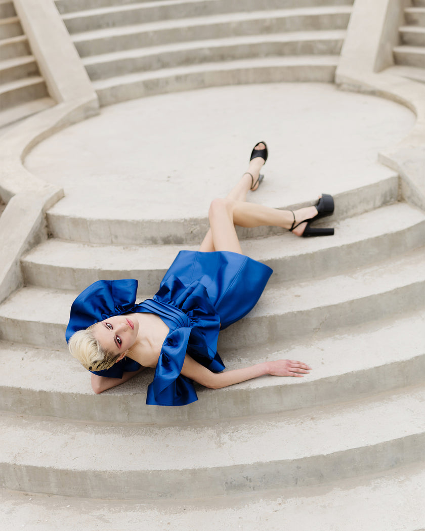 Statement two-piece blue set with a ruffle