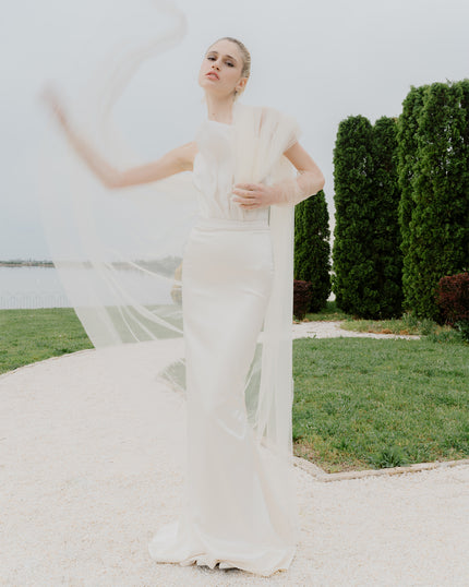 Mermaid-style wedding dress with an elegant detail