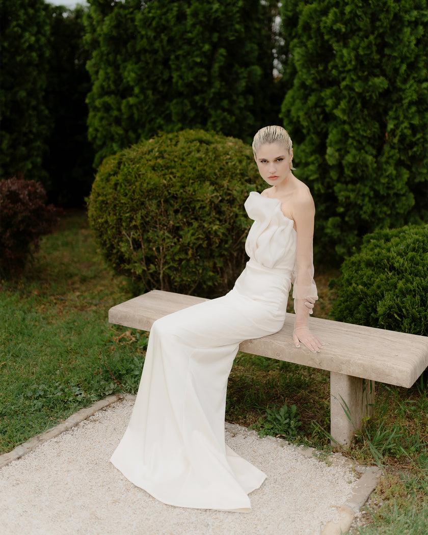 Mermaid-style wedding dress with an elegant detail